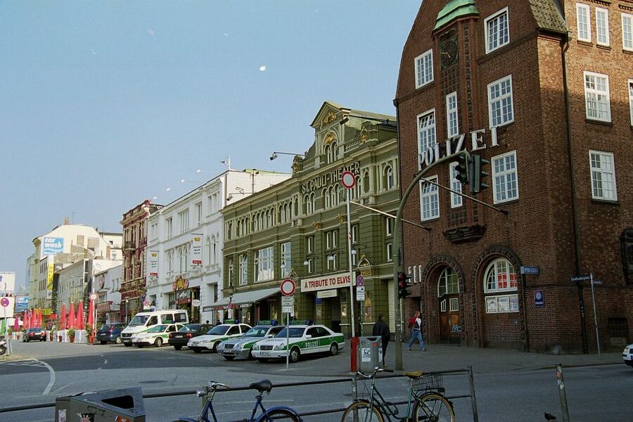 Hamburg: Line F Hop-On Hop-Off Bus and Boat Tour - Weather, Noise, and the Live Comment Factor