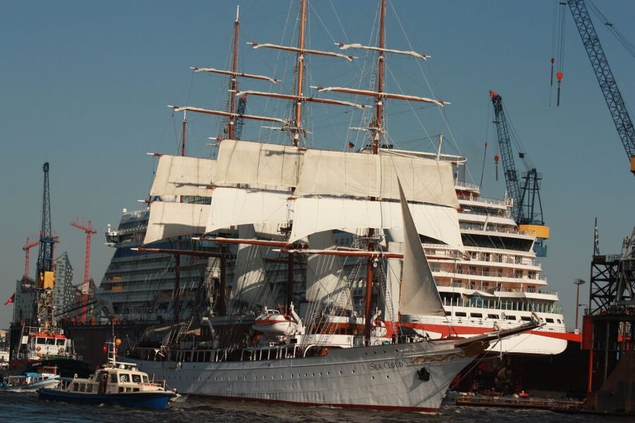 Hamburg: Line F Hop-On Hop-Off Bus and Boat Tour - Stops That Matter: From Hauptbahnhof to Speicherstadt Warehouses