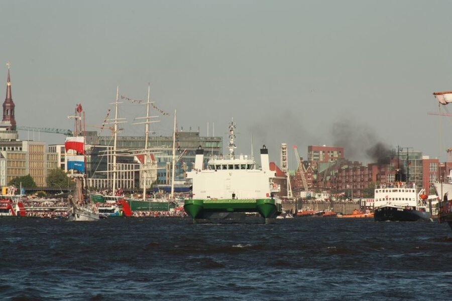Hamburg: Line F Hop-On Hop-Off Bus and Boat Tour - Reeperbahn and St. Pauli Piers: The Harbor Mood Swings