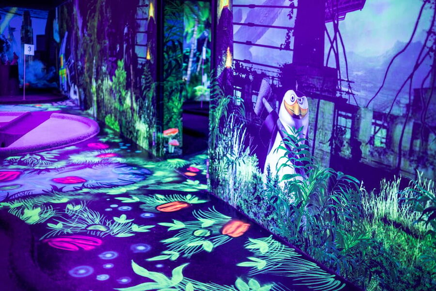 Hamburg: Moviegolf Experience - Artificial turf minigolf: the feel matters more than the flash