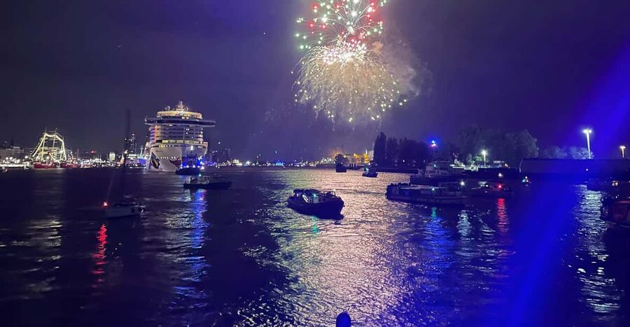 Hamburg: New Years Eve Harbour Cruise - Drinks on board: one Prosecco glass plus what you can buy