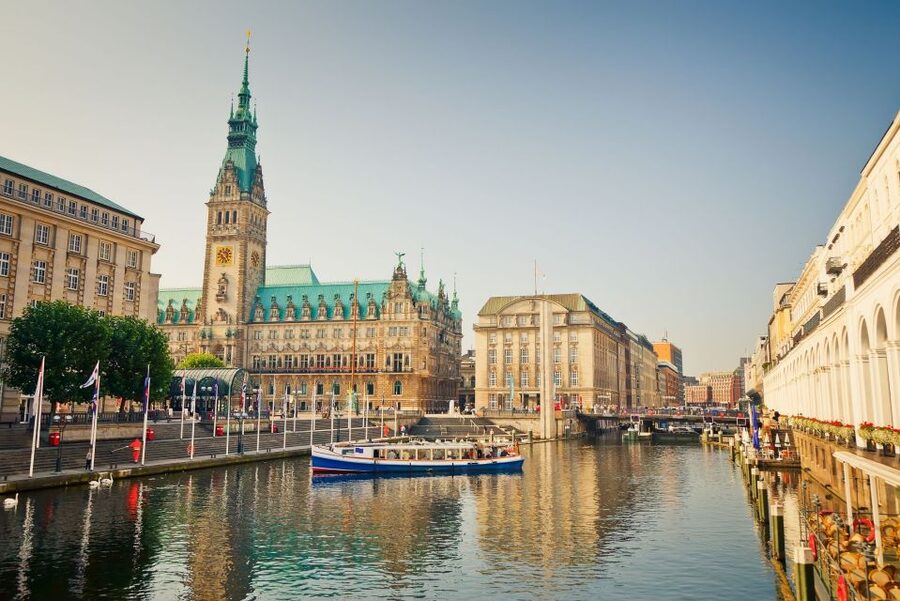 Hamburg: Old Town Highlights Private Walking Tour - Choosing the 3-Hour Option: Speicherstadt and the Elbphilharmonie