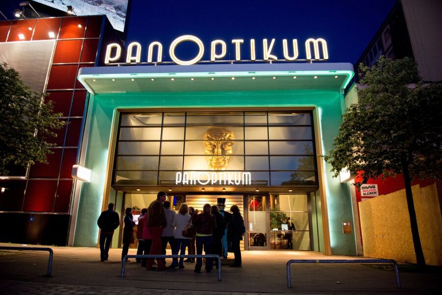 Hamburg: Private Tour Red Light District Walking Tour - Where you meet: St. Pauli transit options and a flexible start