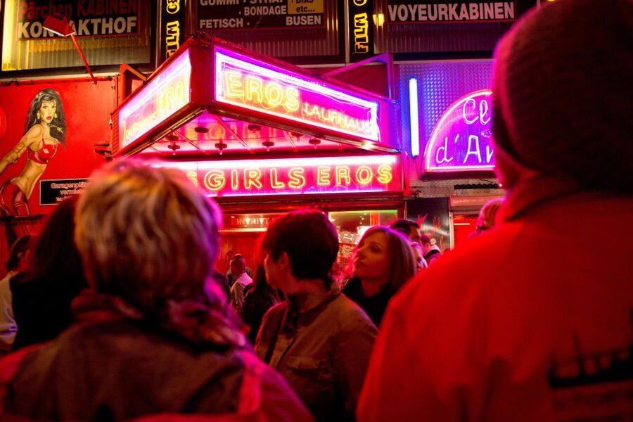 Hamburg: Private Tour Red Light District Walking Tour - First 10 minutes: the orientation walk that saves you later