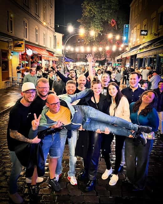Hamburg: Pubcrawl & Nightlife Tour auf St.Pauli - Entering The Night at Davidwache: Spielbudenplatz 31 as Your Launch Point