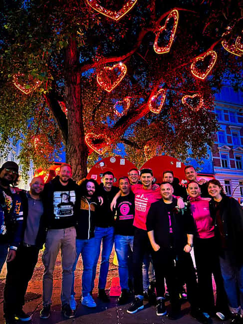 Hamburg: Pubcrawl & Nightlife Tour auf St.Pauli - Drinks, Pace, and Group Energy: How the Night Feels in Real Life