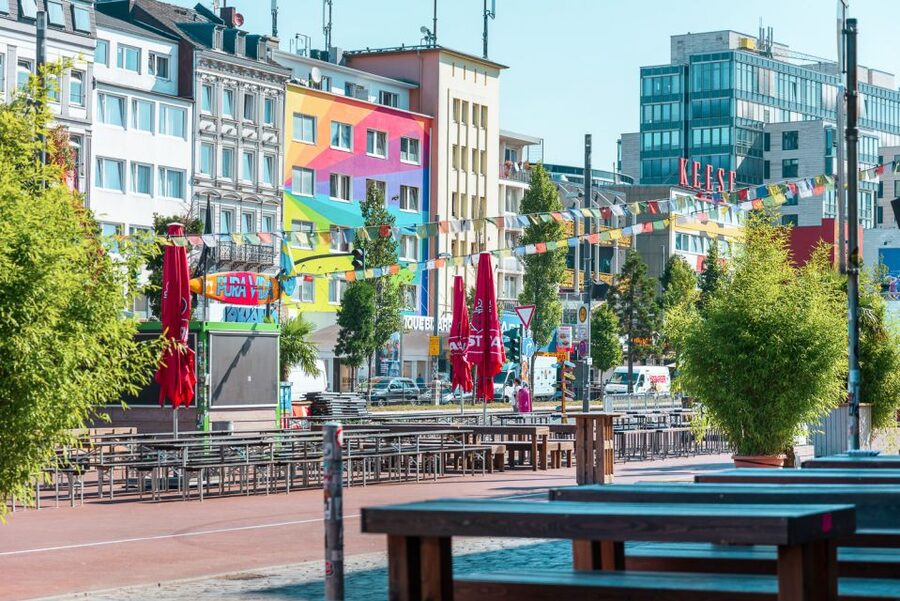 Hamburg: Reeperbahn, Port, & Fish Market Morning Tour - What About the Guide: German Storytelling Makes the Difference