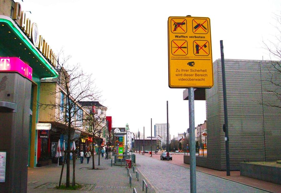 Hamburg: Reeperbahn & St. Pauli by Day - Stopping near the Davidwache police station