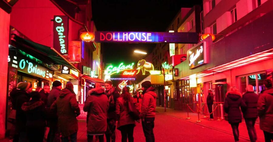 Hamburg: Reeperbahn Tour with English-Speaking Guide - Getting your bearings on the Reeperbahn in two hours