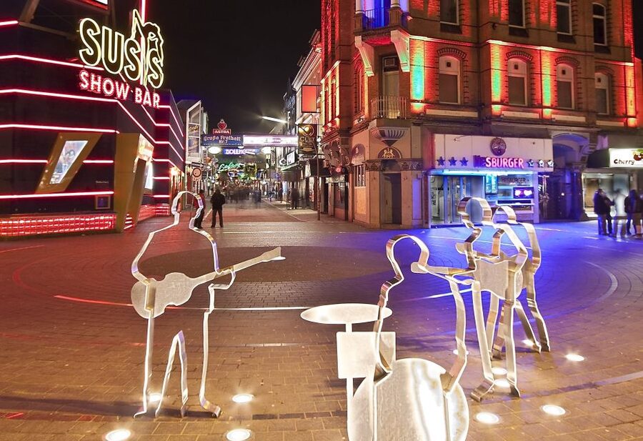 Hamburg: Reeperbahn Tour with English-Speaking Guide - Zur Ritze and the boxing cellar: the highlight you can feel