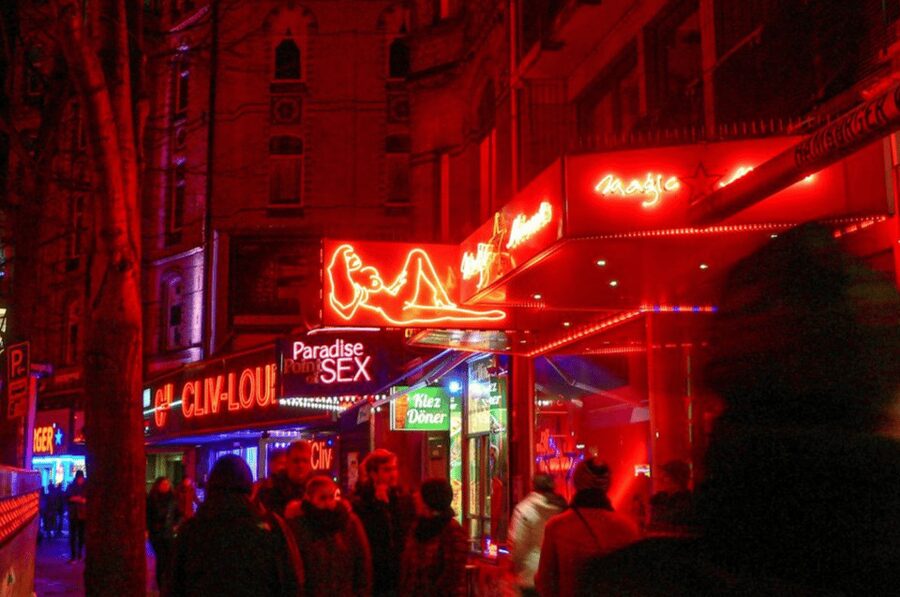 Hamburg: Saint Pauli Quickie - Die kurze und sexy Tour - Meeting at Davidwache: Find the Guide Fast