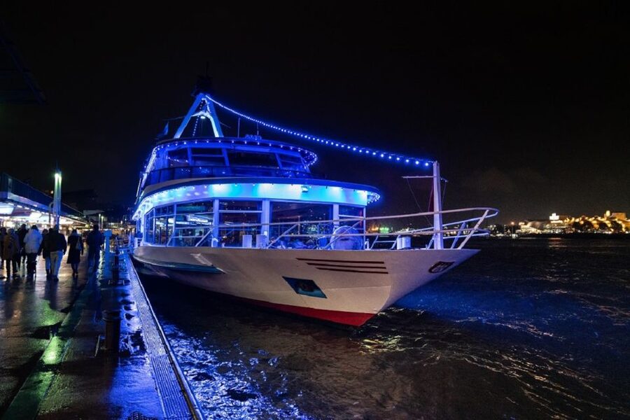 Hamburg: Saturday Night Boat Party - Dinner Buffet + Unlimited Drinks: Why This Combo Is Good Value