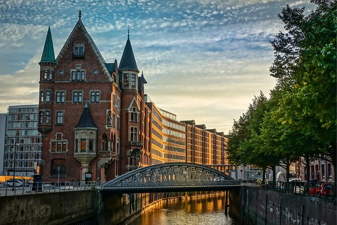Hamburg Scavenger Hunt and Highlights Self Guided Audio Tour - Hohe Brücke: A Short Walk That Helps You Read the Area