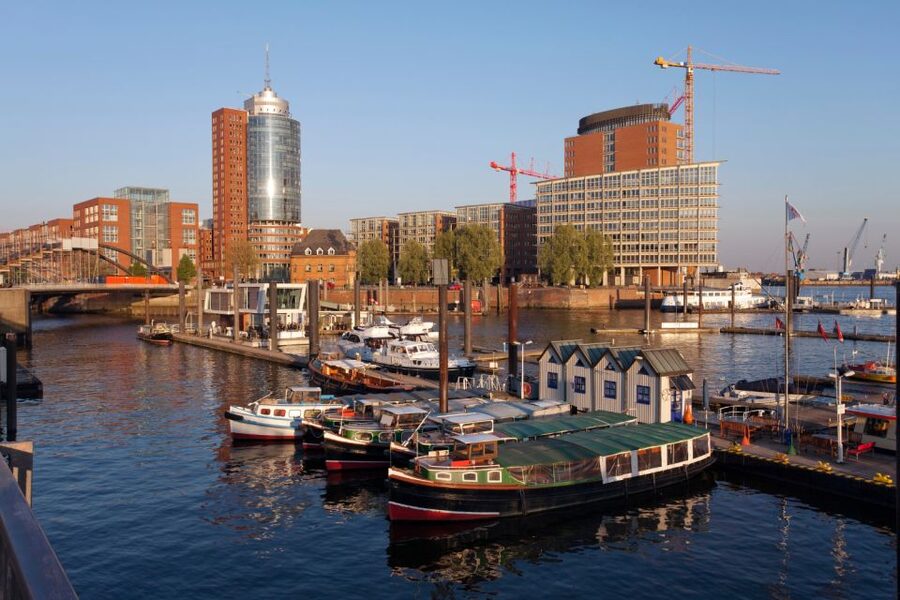 Hamburg: Scavenger Hunt Self-Guided Tour for Children - Riddles and reading level: where families will feel the difference