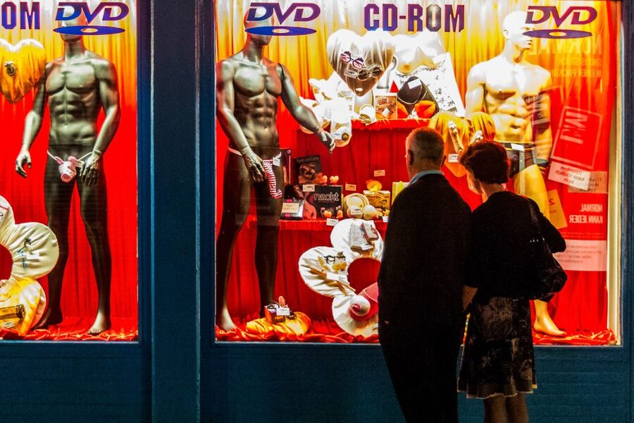 Hamburg: Sex and Crime in St. Pauli Tour for Ages 18+ - The end plan: entrance to a premier show club