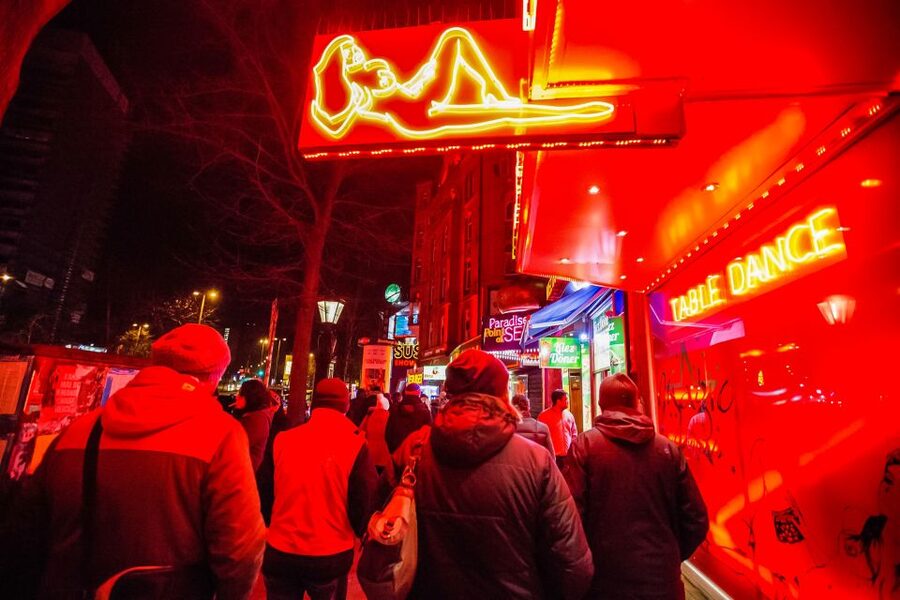 Hamburg: Sex and Crime in St. Pauli Tour for Ages 18+ - Entering the Zur Ritze bar: where the story starts