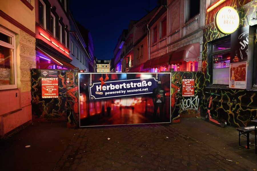 Hamburg: Sin & Sex Guided Tour of Reeperbahn - Hans-Albers-Platz Atmosphere and Why the Music Stops People From Thinking