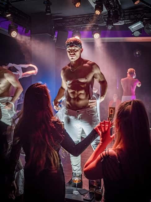 Hamburg: SIXX PAXX Show Entry Ticket - What the SIXX PAXX show delivers: music, dance, and acrobatics