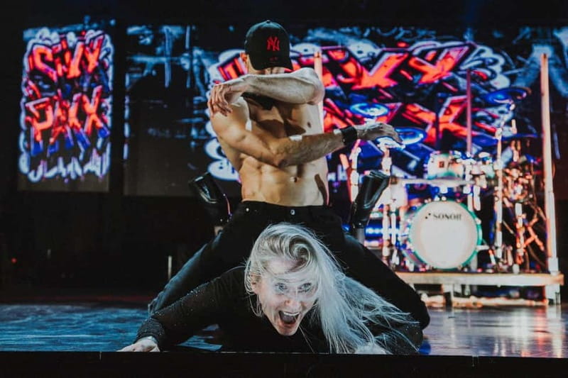 Hamburg: SIXX PAXX Show Entry Ticket - Language and entertainment: enjoying it if you don’t speak German