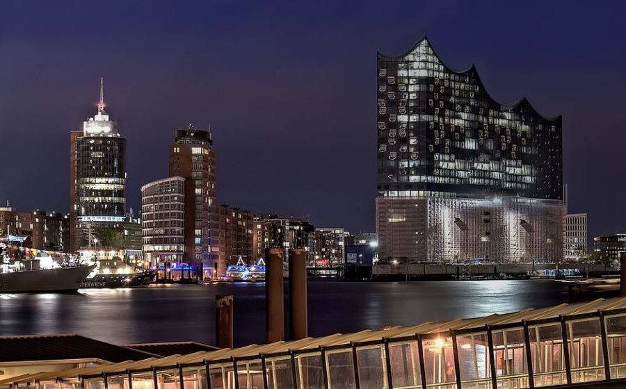 Hamburg: Speicherstadt & HafenCity Tour - Bridge-and-canal photo stops along the Elbe: where the angles usually come alive