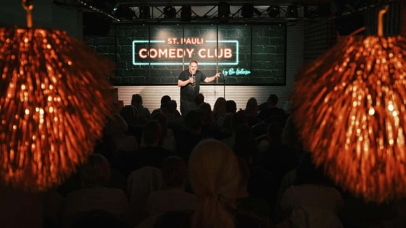 Hamburg: St. Pauli Comedy Club - The welcome ritual: Willkommensschnaps and why it sets the tone