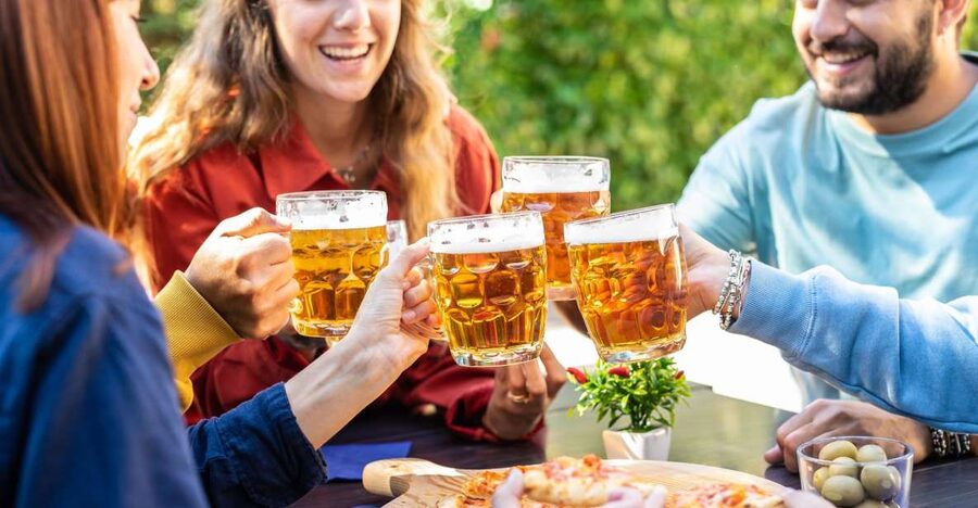 Hamburg: St. Pauli Food and Bier Tour - Meeting at Hard Rock Cafe, Landungsbrücken: start smart