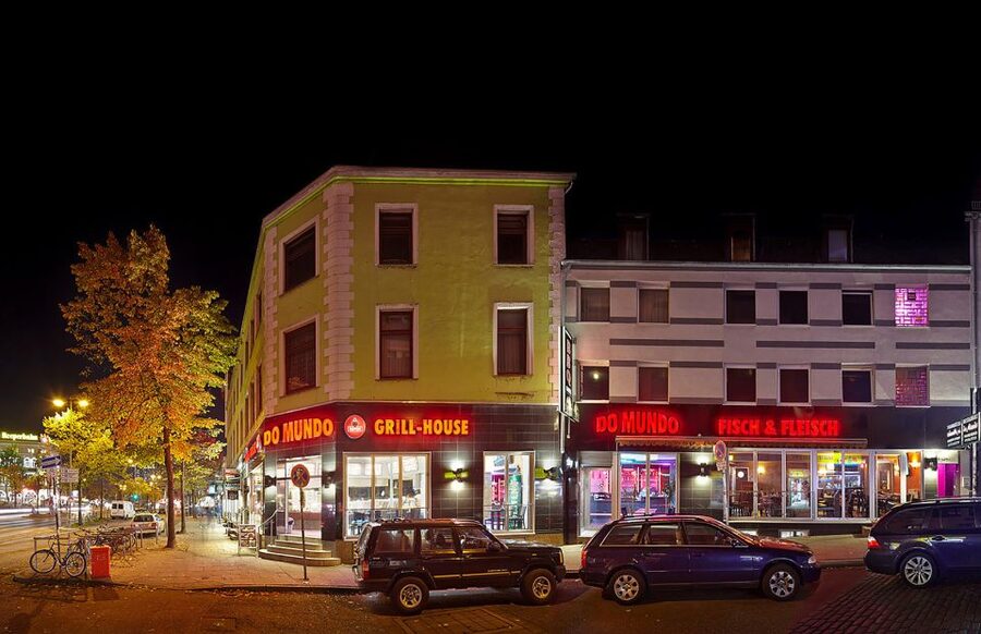 Hamburg: St. Pauli Tour of the Reeperbahn - 2.5 hours, German live guide, and why the small-group pace helps