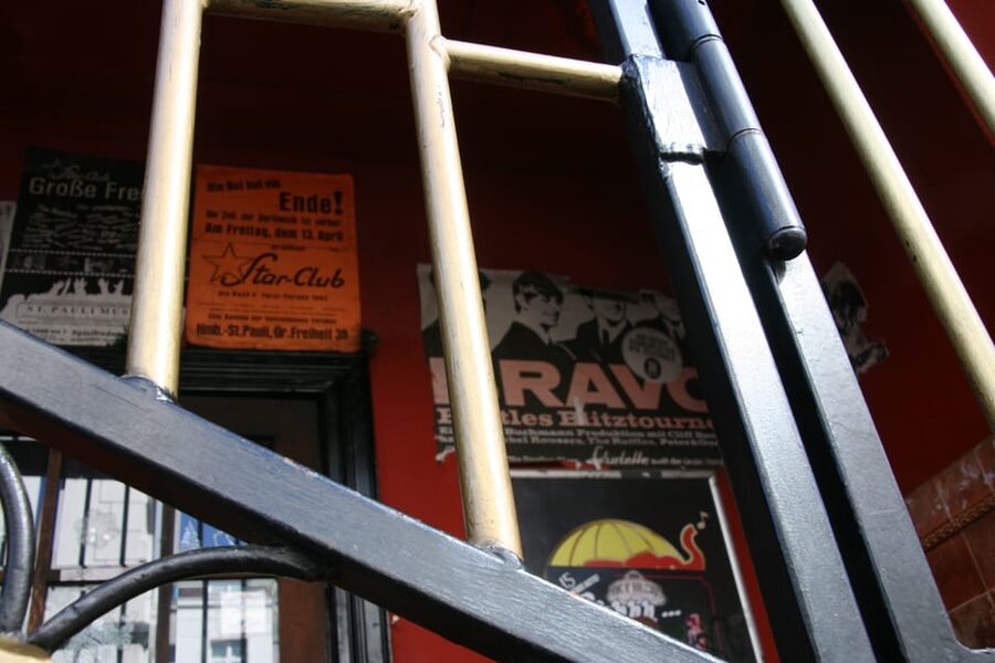Hamburg: St. Pauli Walking Tour with Live Music - Spielbudenplatz to Bernhard-Nocht-Straße: the timeline starts quickly