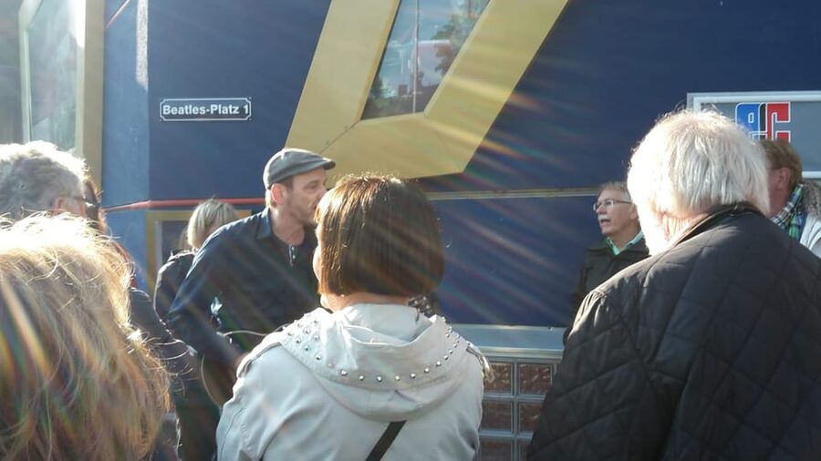 Hamburg: St. Pauli Walking Tour with Live Music - Getting to the meeting point: U St. Pauli and the Reeperbahn exit