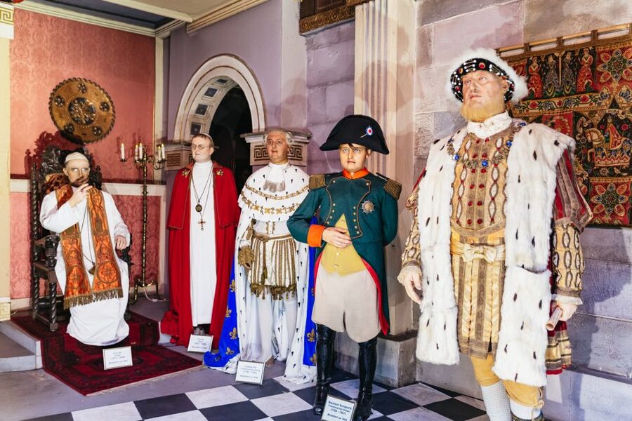 Hamburg: Ticket to the Panoptikum Waxworks - What to look for when you spot the wax craft