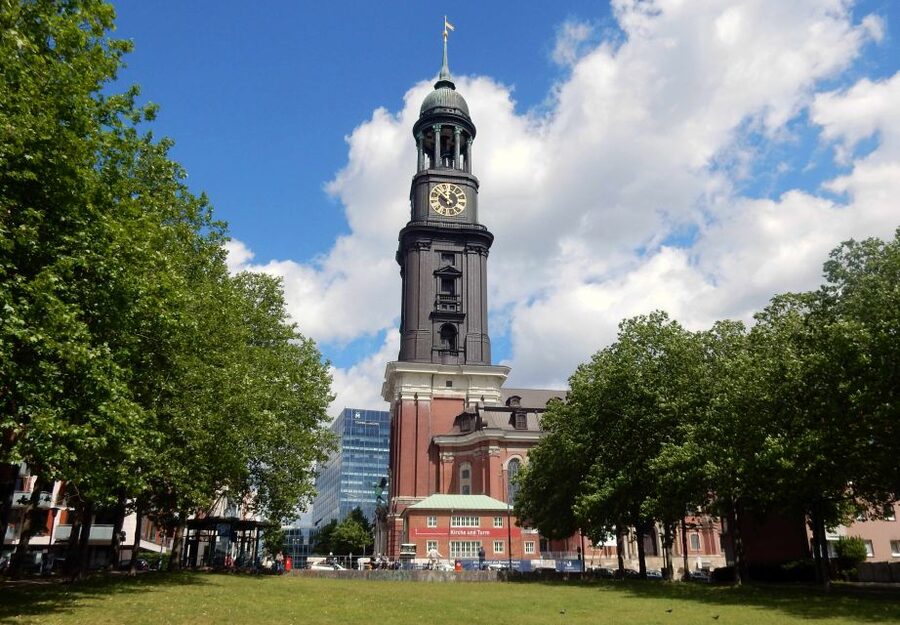 Hamburg: Tour from St. Michael's to the Elbphilharmonie - Stop 1 and 2: St. Michaeliskirche and the giant clock moment