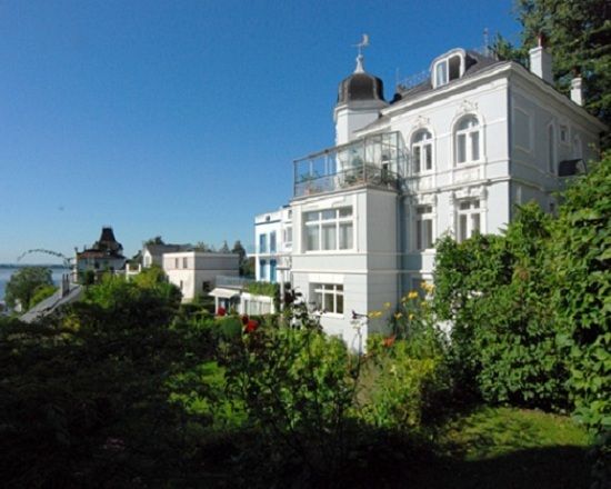 Hamburg: Tour of Blankenese on the Banks of the Elbe - Blankenese in Two Hours: Hills, Villas, and Elbe Breathing Room