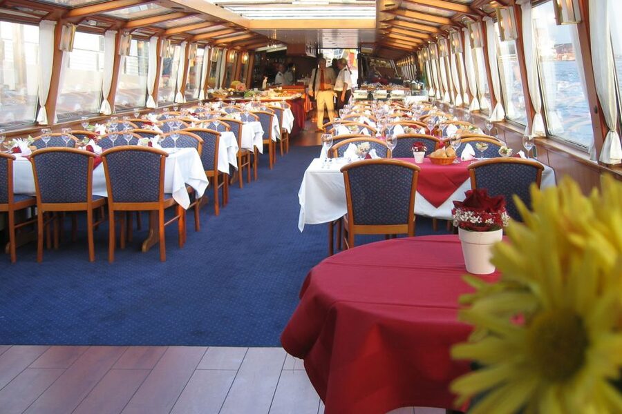 Hamburg: Traditional Harbor Tour with Commentary - Elbe Bridge and the major river crossings you’ll see