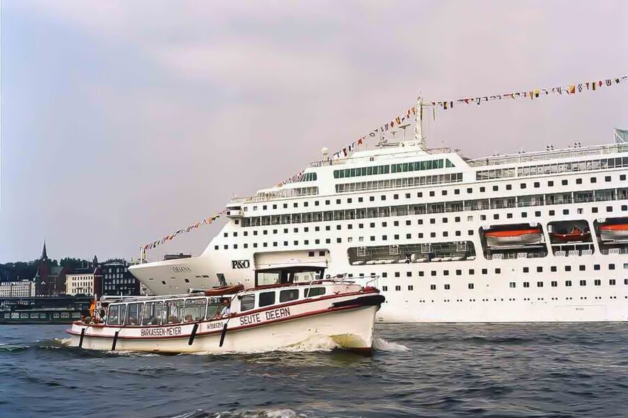 Hamburg: Traditional Harbor Tour with Commentary - Container terminals, locks, and Blohm & Voss shipbuilding docks