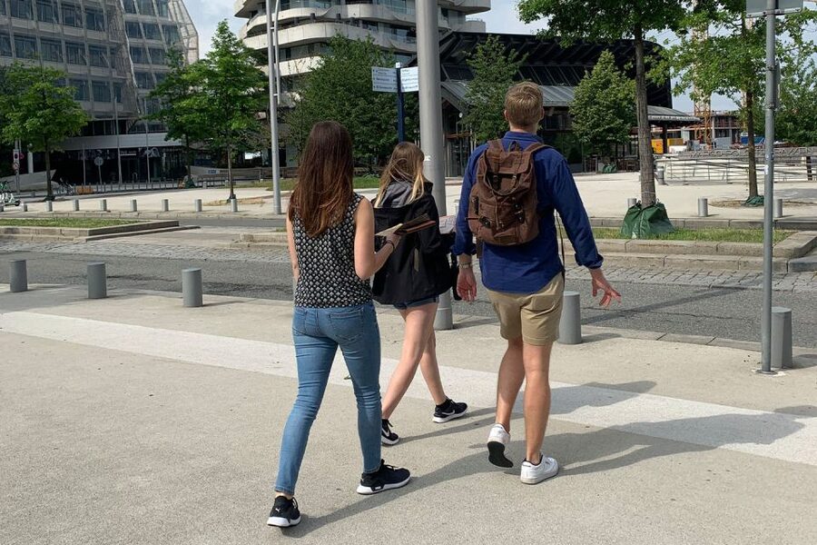 Hamburg: Treasure Hunt Game through HafenCity - Kaiserkai promenade: solving along the waterfront