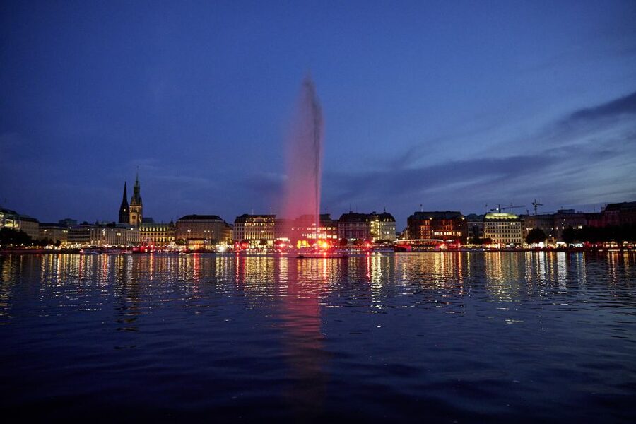 Hamburg: Twilight cruise - The 2-hour cruise experience: what happens from dusk to night