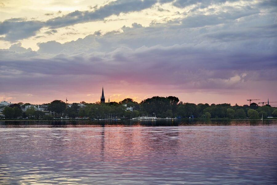 Hamburg: Twilight cruise - Guides and audio: how to follow the story in German and English