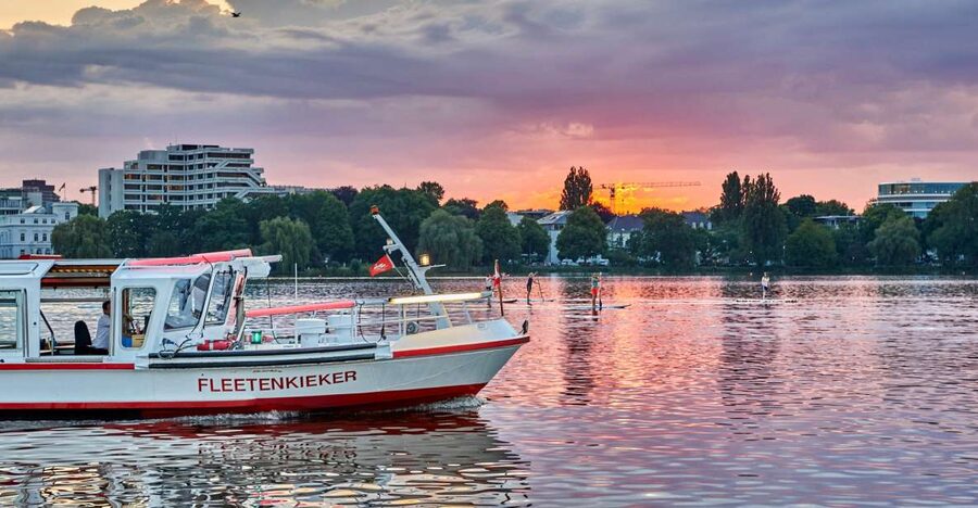 Hamburg: Twilight cruise - Pier 3 meet-up: getting on board without stress