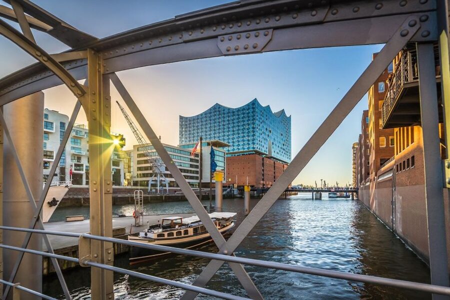 Hamburgs Highlights: Harbor Cruise & Reeperbahn Walking Tour - Included drink and shot: a small thing that changes the vibe