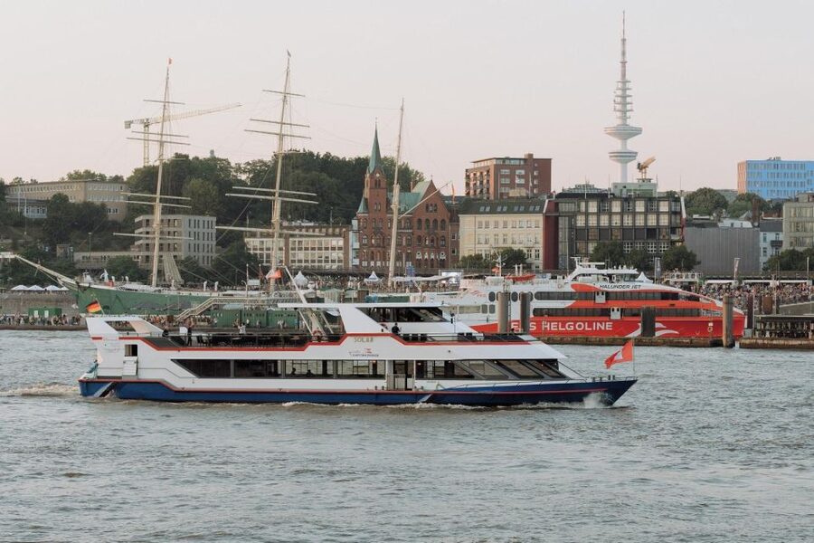 Hamburgs Highlights: Harbor Cruise & Reeperbahn Walking Tour - The walk begins at St. Pauli: meet your guide outside the metro