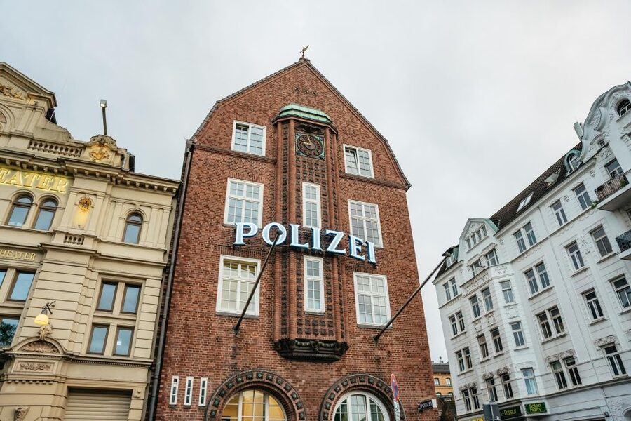 Hamburgs Highlights: Harbor Cruise & Reeperbahn Walking Tour - Dancing Towers to Spielbudenplatz: the Reeperbahn highlights route