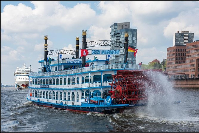 Harbor cruise on the beautiful Elbe - Boat comfort, warmth, and why the larger ships get recommended
