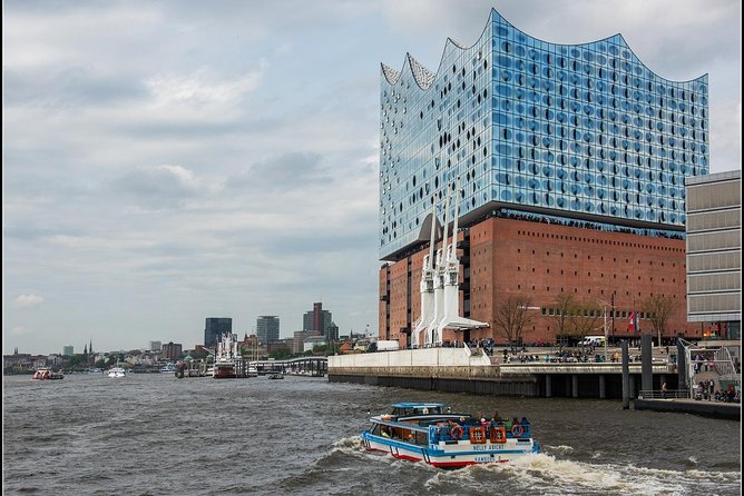 Harbor cruise on the beautiful Elbe - Meeting at Brücke 1 and picking the best time