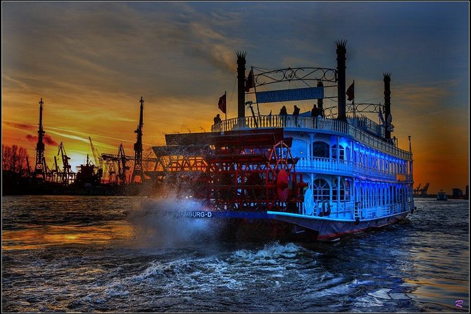 Lights tour through the port of Hamburg and to the historic warehouse district - The Audio Guide Reality: German Live Moderation and English App Access
