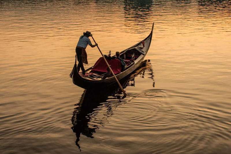 Private Alster Lake romantic Tour in a Real Venetian Gondola - The 1.5-hour itinerary: how each segment builds the romance
