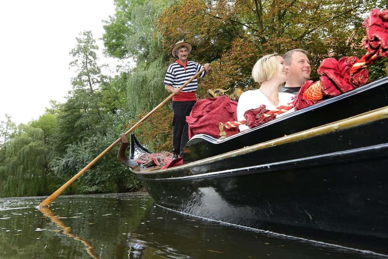 Private Alster Lake romantic Tour in a Real Venetian Gondola - What the ride is like in real weather: rain, wind, and your clothing choice