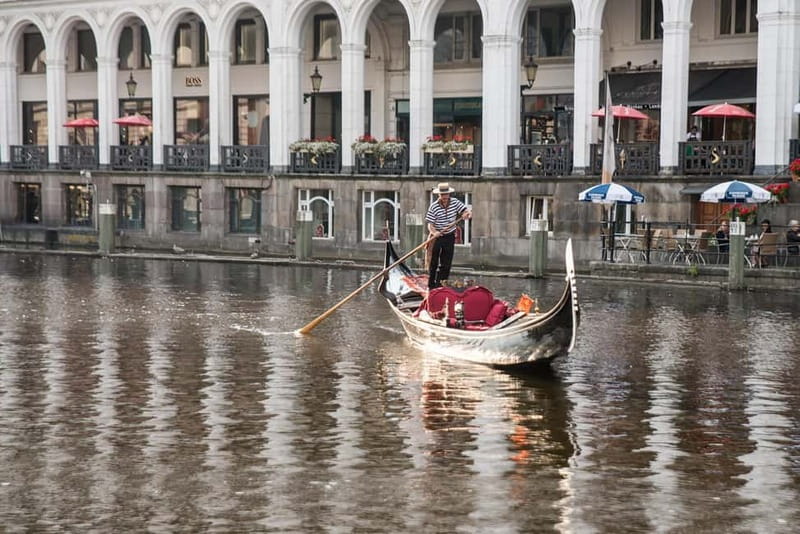 Private Alster Lake romantic Tour in a Real Venetian Gondola - Meet at Ballindamm 14A by Bootshaus: easy to find, simple logistics