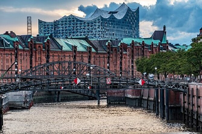 Private Hamburg rickshaw tour for 2 people - Hamburg Townhall stop: quick, central, and good for context