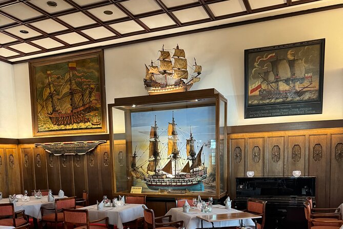 Private luxurious 6 hour Tour to Lübeck with a former Policeman - Market Square, Town Hall, and the Holy Spirit Hospital