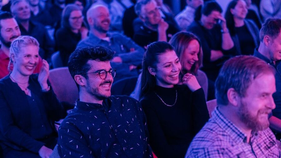 Quatsch Comedy Club Hamburg: Die Live Show - The show flow: voucher exchange, performance rhythm, and the 15-minute break